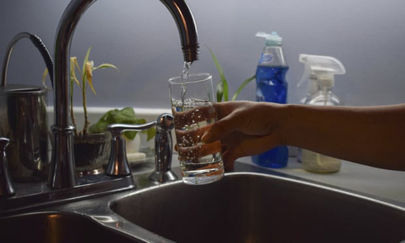 Người dân 8 thành phố ở Mỹ ngưng xài nước máy vì amip ăn não - Ảnh 1.